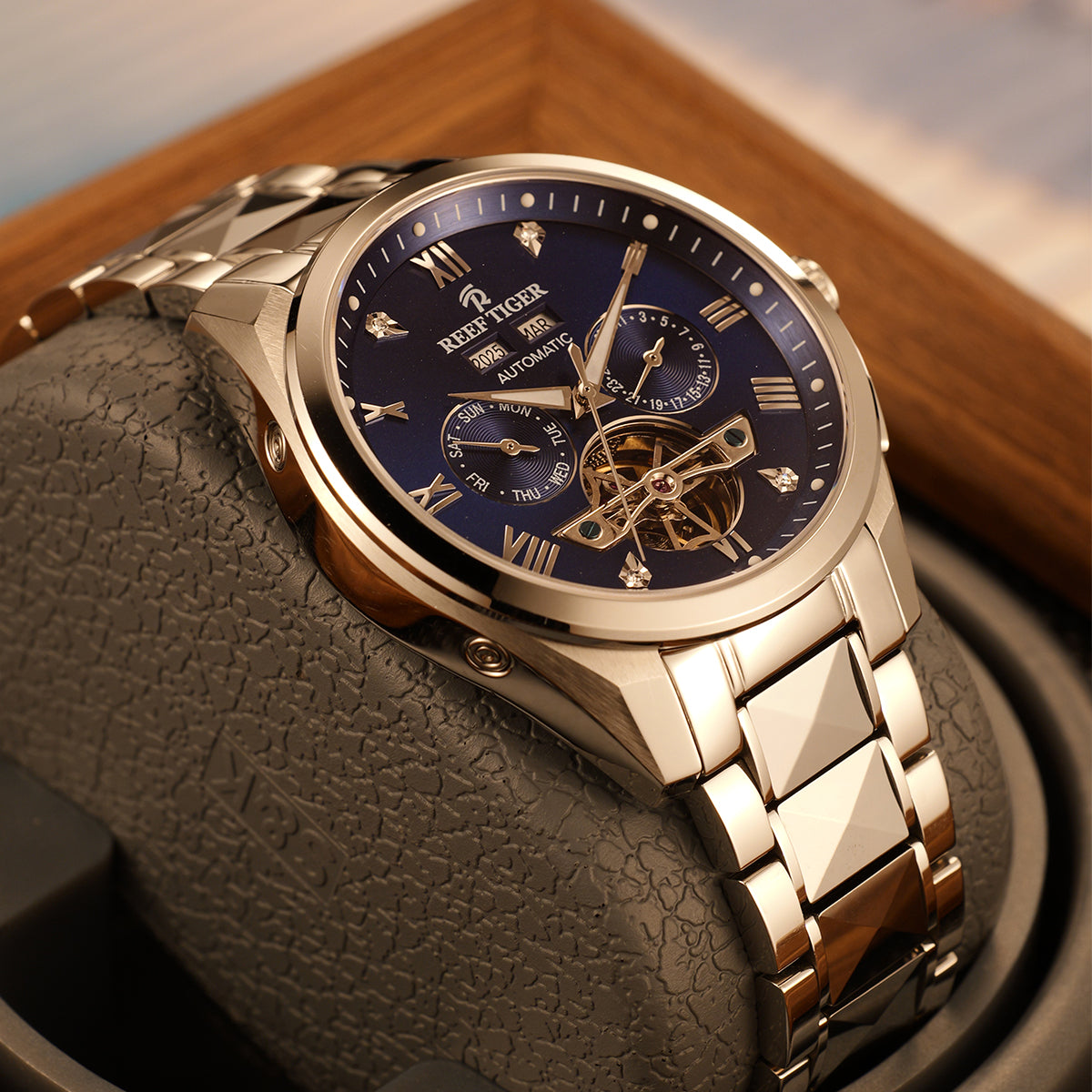 Reef Tiger Men's Classic Motion Day Date Automatic Watch RGA8235 image 6