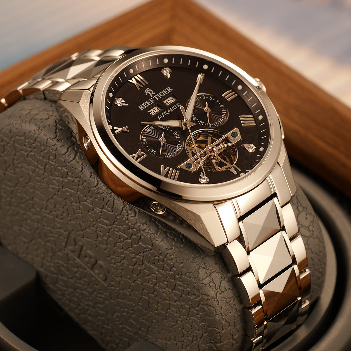 Reef Tiger Men's Classic Motion Day Date Automatic Watch RGA8235 image 6